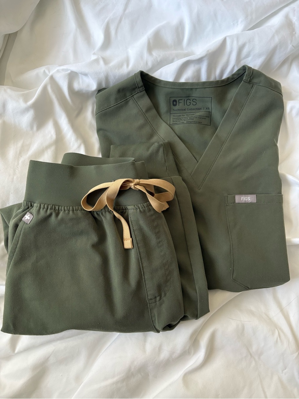 FIGS Women’s Moss High Waisted Zamora Petite Jogger Scrub Pant and XS Catarina